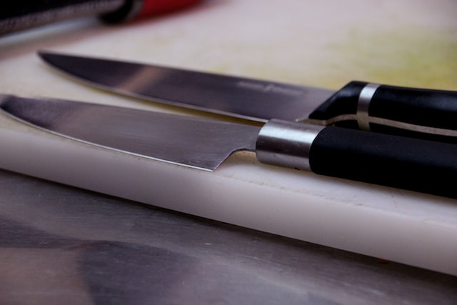 How do you use a sharpening stone for beginners?