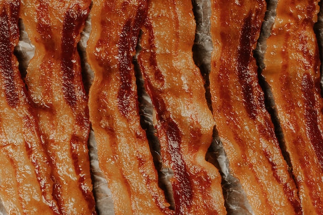 How does a microwave bacon crisper work?