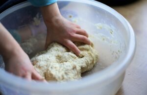 A guide to making homemade pizza sauce from scratch