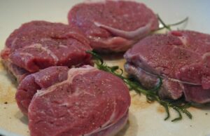 Medium Rare Steak: The Perfect Balance of Flavor and Texture for Meat Connoisseurs!🥩